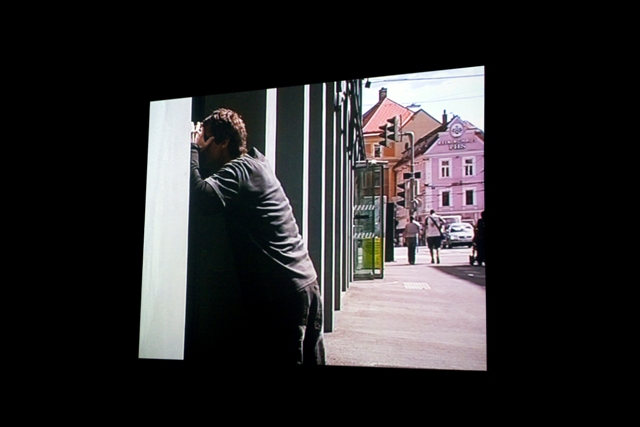 Roman Ondak, The Stray Man, Performance und Video der Performance, 2006